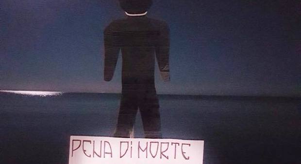 Stupro in spiaggia. A Jesolo sagome nere impiccate Foto «Pena di morte per gli stupratori»