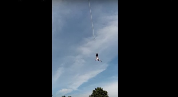 Si lancia col bungee jumping, l'imbracatura si spezza: precipita e sopravvive
