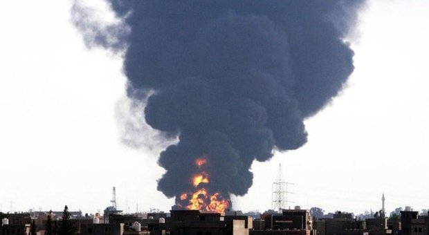 Libia, inferno di fuoco a Tripoli. Un razzo colpisce deposito di petrolio