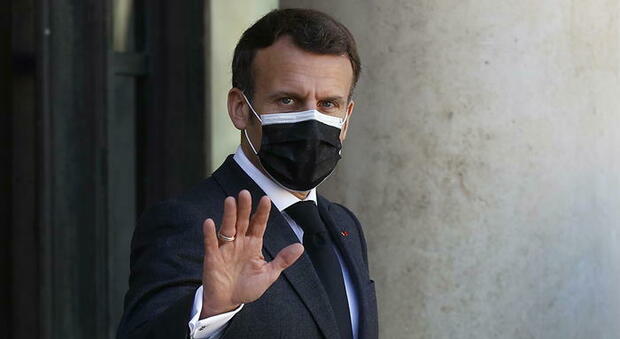 Mostra il green pass in ospedale ma è quello del presidente Macron: 19enne arrestato