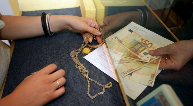 Boom dei Compro oro: un romano su due vende i gioielli di famiglia per pagare le bollette