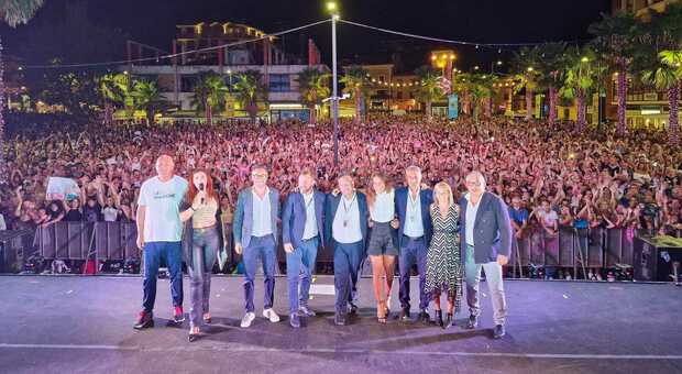 Elettra, a Porto Sant'Elpidio storico pienone per lo show in centro: lanciate le feste per la Notte più Rosa
