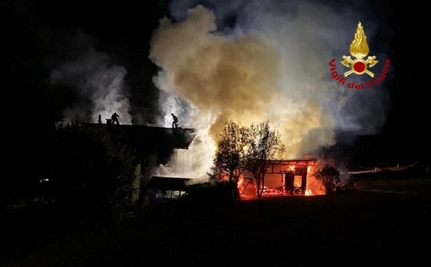 I vigili del fuoco hanno domato le fiamme dell'incendio ad Auronzo