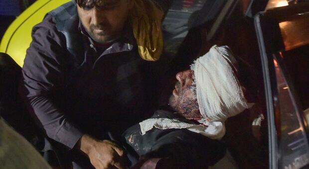 Afghanistan, i talebani sparano all'aeroporto di Kabul: il C130 decolla salvando giornalisti e 98 civili afghani