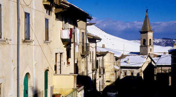 Sole e neve sul centro storico di Pescocostanzo