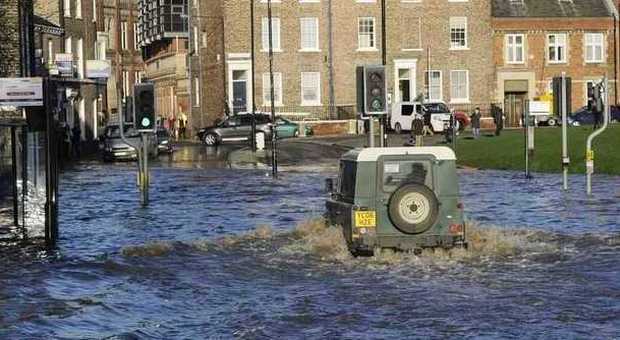 Inondazioni, centinaia di evacuati nel Nord dell’Inghilterra: è allerta continua