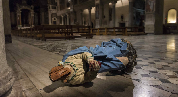 Roma, folle in Basilica, distrutte 2 statue. Il parroco: «Pensavo fosse l'Isis»