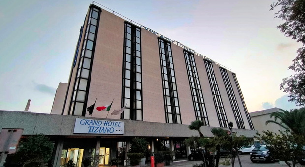 Lecce, l'hotel Tiziano "chiuso" dal Comune: ma poi si mette in regola
