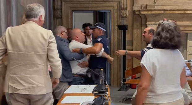 Rissa sfiorata in consiglio comunale, tra il sindaco Bandecchi che minaccia il consigliere di FdI: «Ti volano via tutti i denti dalla bocca»