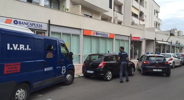 La rapina è avvenuta nei pressi della Banca Apulia (foto Max Frigione)