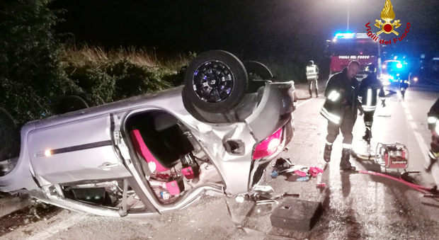 Renault Clio carambola nella notte, quattro ventenni feriti gravi