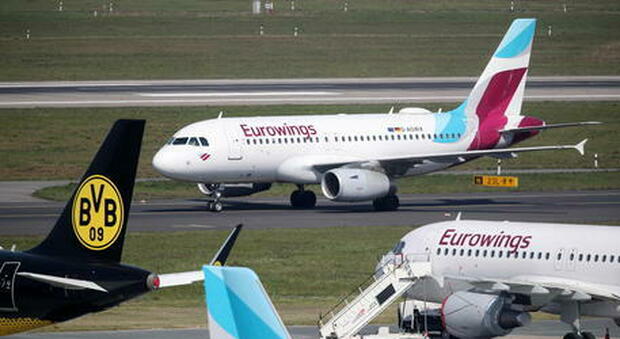Eurowings non accetta il tampone in italiano: e a Catania venti passeggeri restano a terra