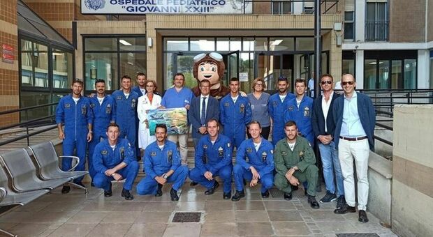 I piloti delle Frecce Tricolori fanno visita ai bambini dell'ospedale pediatrico di Bari - Video