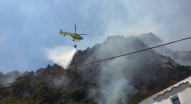 Massa Lubrense, ancora fiamme a Torca e Nerano: evacuate le case