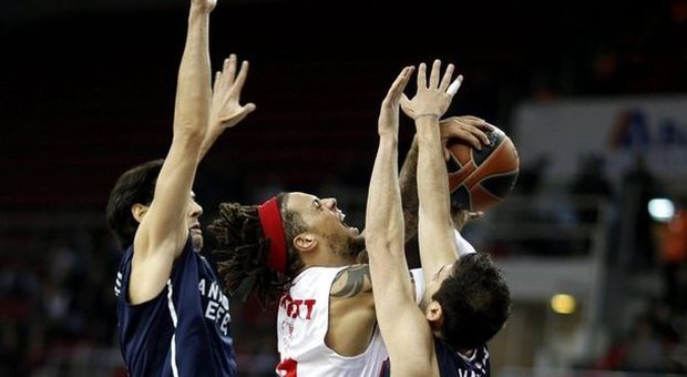Basket, l'Efes Istanbul beffa Milano in Eurolega con un tiro da 25 metri