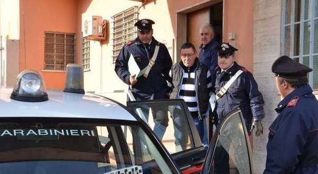 L'arrestato all'uscita della caserma dei carabinieri