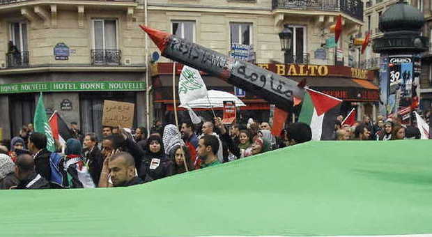 Parigi, manifestazione contro i raid israeliani: assaltata sinagoga, 200 ebrei in ostaggio per ore