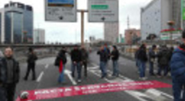 Ilva occupata a Genova, i lavoratori in corteo bloccano la città