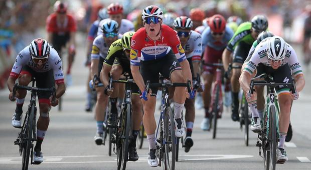 Vuelta, Jakobsen vince a El Puig: domani primo arrivo in salita