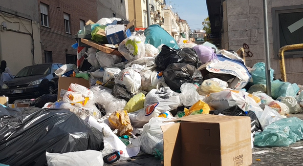 Montagne di rifiuti nel quartiere San Lorenzo