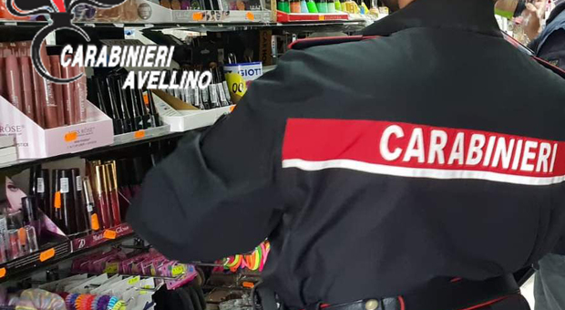 Maschere e giochi di Carnevale pericolosi, blitz in un negozio di cinesi