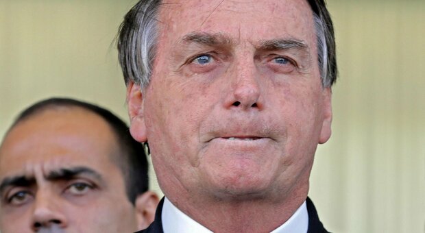 Bolsonaro, calcolo alla vescica: «Dovrò operarmi, è più grande di un fagiolo»
