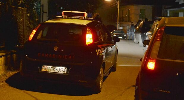 Ubriaca molesta i clienti di un bar e aggredisce i carabinieri: denunciata ungherese di 40 anni