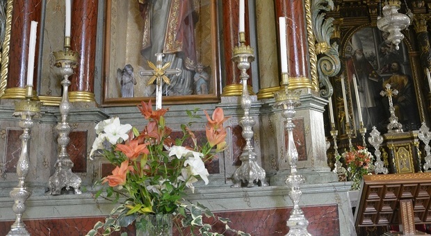Operaio cade dall'altare della chiesa: precipita per 6 metri, è gravissimo