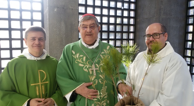 Il Cardinale Crescenzio Sepe con il parroco don Gennaro Leone e il cerimoniere Giuseppe Grasso