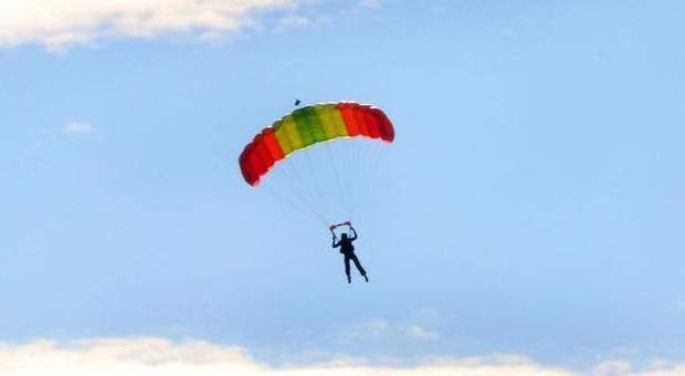 Si lancia dall'aereo, ma il paracadute non si apre e si schianta al suolo: muore 45enne