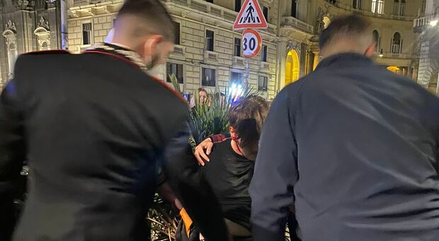 Movida a Napoli, la mamma del 15enne ferito nella Galleria Umberto: «Mio figlio colpito al petto nella città senza controlli»