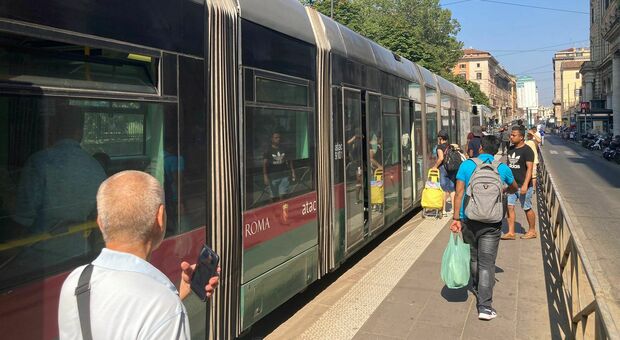 Piazza Vittorio, i residenti: «Binari del tram pericolosi»