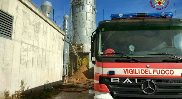 Fiamme dentro un silos in un'azienda di parquet: vigili del fuoco al lavoro