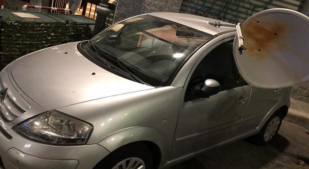 Maltempo, notte di paura ad Angri: antenna si infilza sul tetto dell'auto