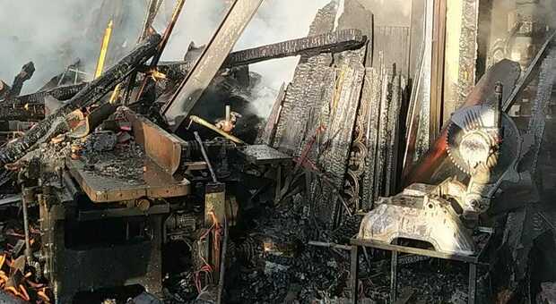 Falegnameria a fuoco nella notte: distrutta. Danni per 100mila euro e ferito il propietario Foto