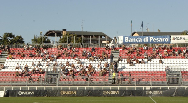 La tribuna dello stadio di Pesaro in una foto d'archivio