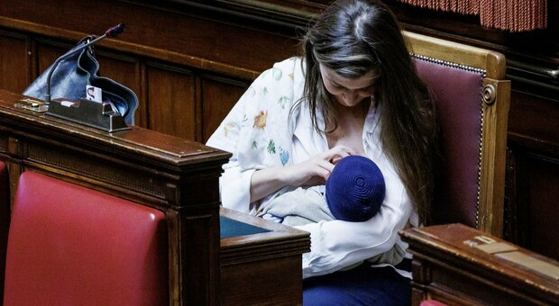 Gilda Sportiello allatta alla Camera dei deputati