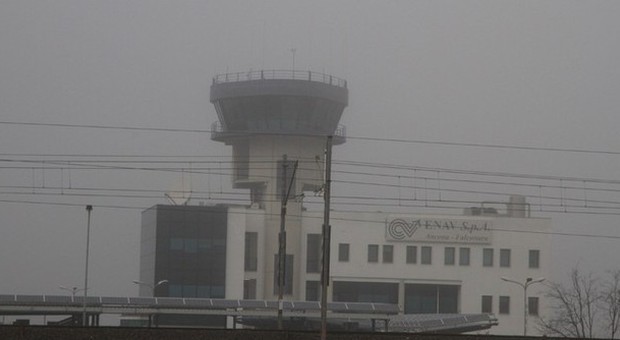 Ritardi e voli cancellati al Sanzio Ancora nebbia all'aeroporto