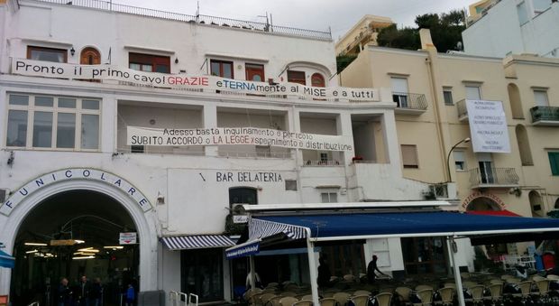 Elettrodotto, manifestazione pacifica a Capri: «Grazie Terna, no opere incompiute»