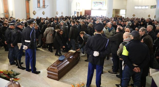 Napoli, lacrime ai funerali di Ciccio: il vigilante ucciso dalla babygang