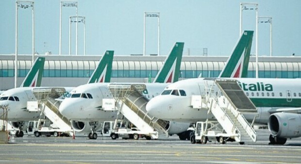 «Alitalia devastata dal Covid, in 12 mesi i passeggeri sono crollati del 70%». E il commissario attacca l'Ue