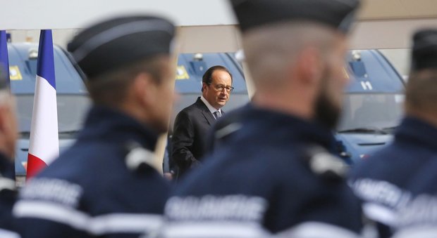 Francia, Hollande smantella la “giungla” di Calais e attacca l'Inghilterra: «Faccia la sua parte con i migranti»
