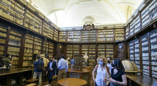 Roma, affreschi, volumi e mappamondi, così rinasce la Biblioteca segreta dei "medici"