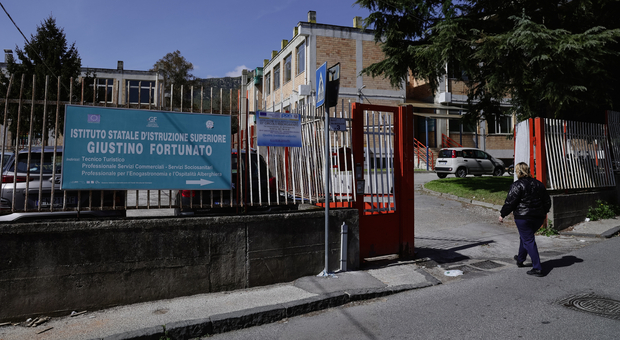 Napoli, è emergenza minori: 14enne a scuola con due pistole a Soccavo