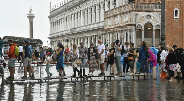 Venezia alza il Mose ad agosto: «Fatto eccezionale». Così solo 4 volte dal 1872