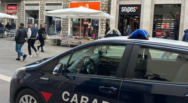 Ancona, blitz di quattro ragazzi nel negozio: uno si ferisce, fuggi fuggi sul Corso