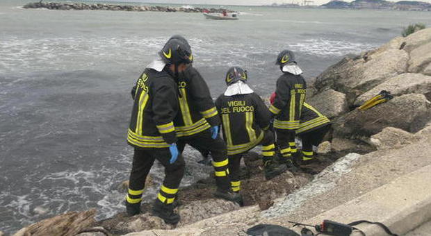 Ancona, choc sulla spiaggia di Torrette Trovato in mare il cadavere di un uomo