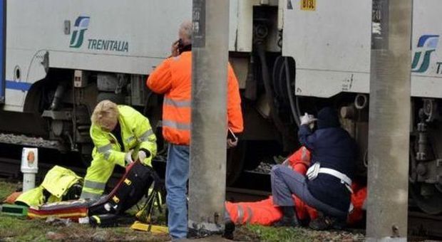 Ragazza di 23 anni resta intrappolata sui binari: stritolata tra due treni