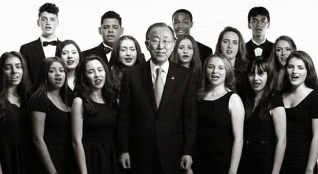 Il segretario generale dell'Onu impegnato a cantare "Imagine" (dailymail.co.uk)
