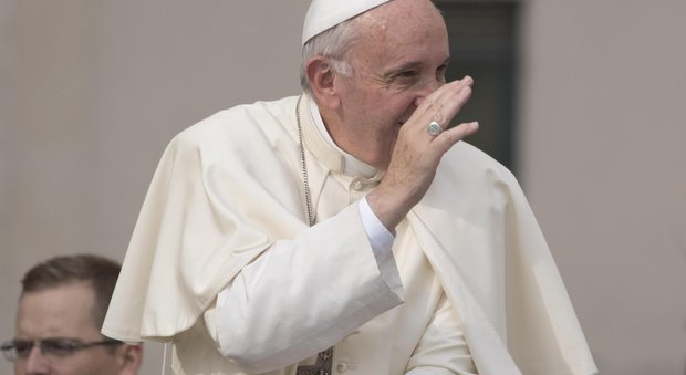 Papa Francesco si fa paladino della causa femminile, donne troppe volte scartate